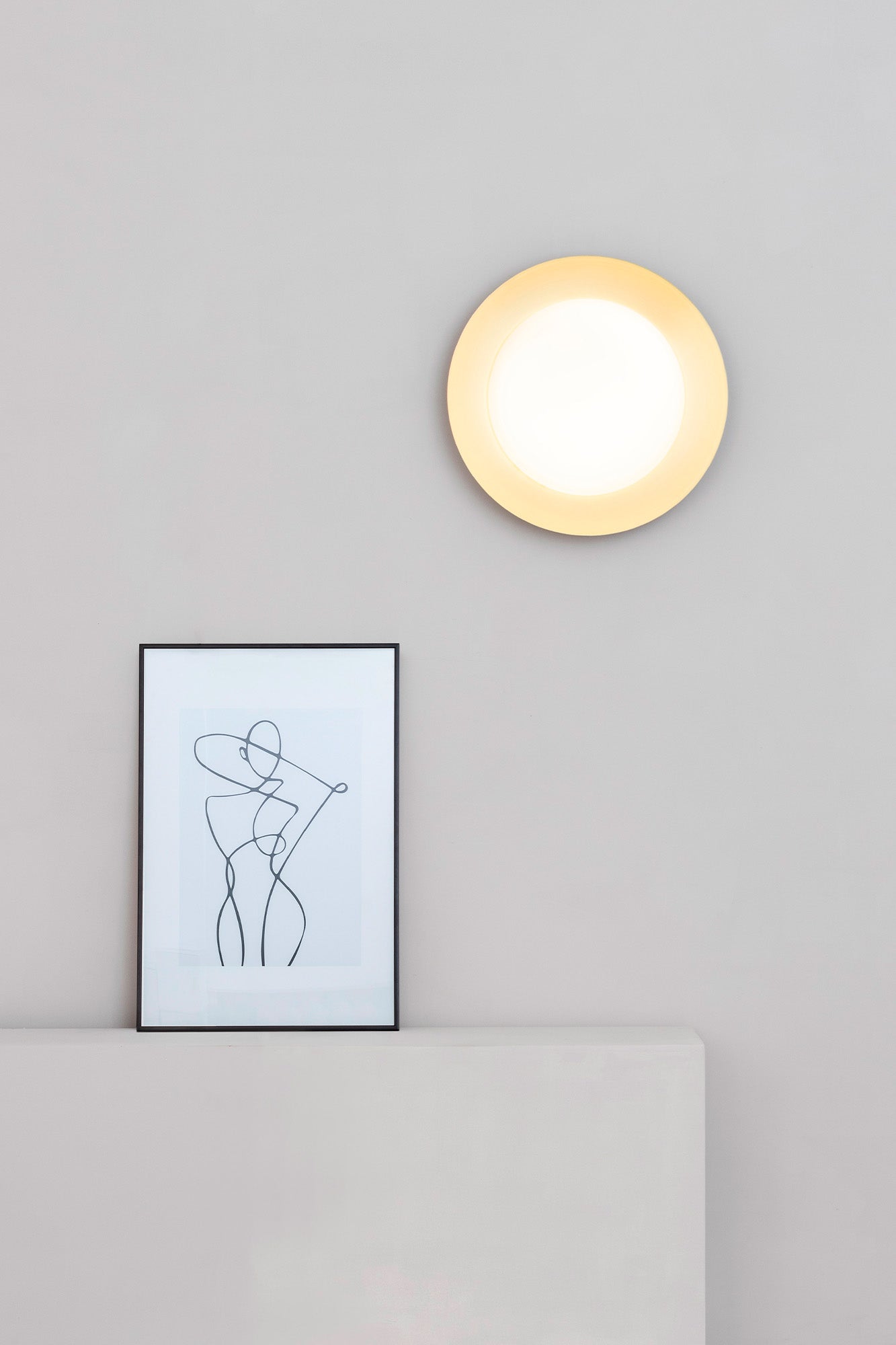 Plafon LED SIDE 390 negro y oro 15W 3000K en ambiente interior moderno, luminaria superficie de acero y cristal con iluminación cálida - FARO 62142