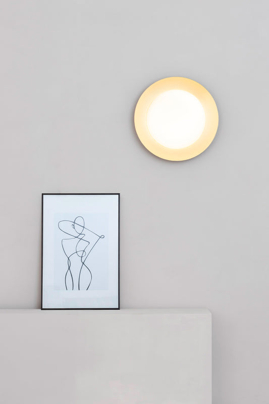 Plafon LED SIDE 390 negro y oro 15W 3000K en ambiente interior moderno, luminaria superficie de acero y cristal con iluminación cálida - FARO 62142