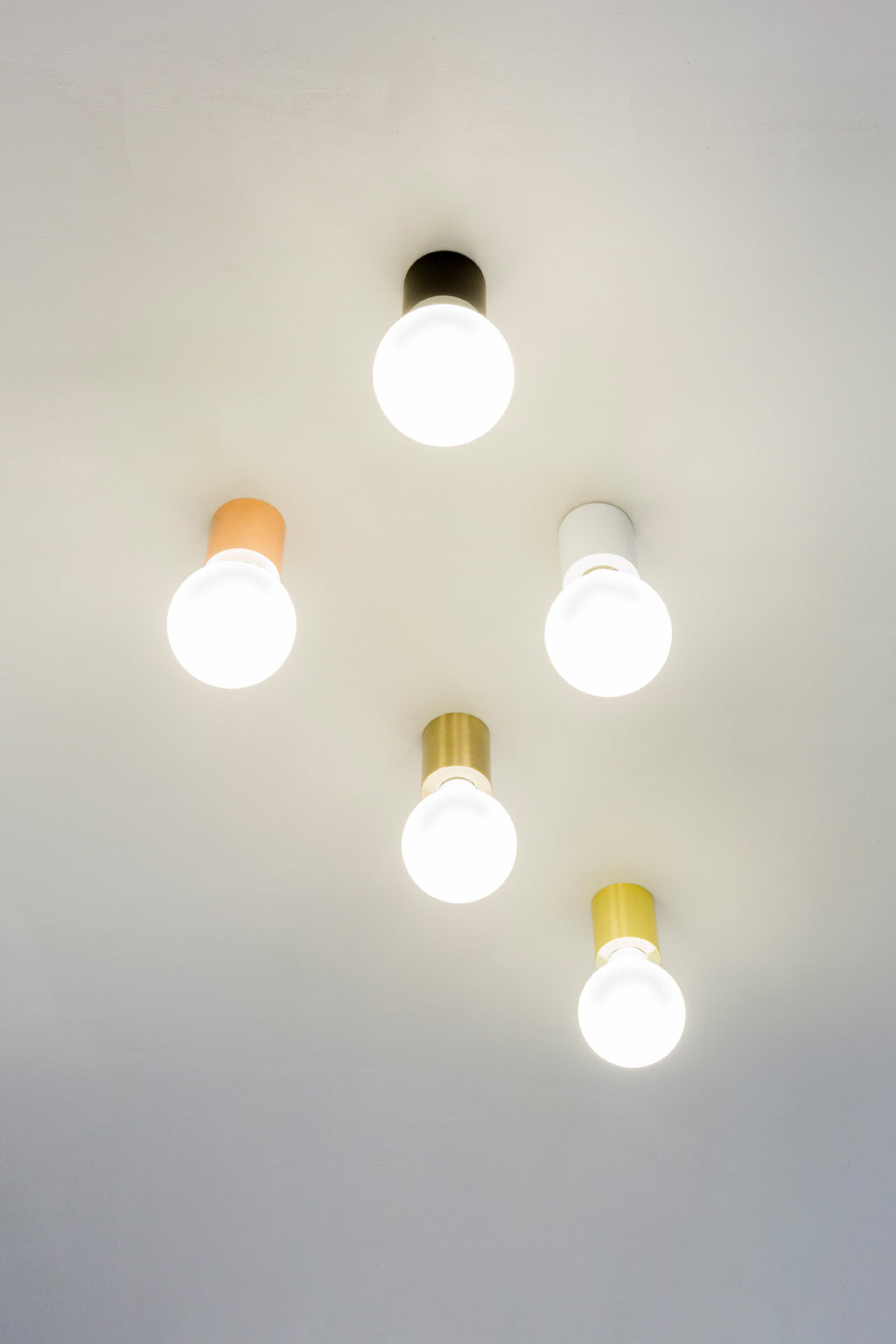 Lámpara de pared TEN 70 blanco mate de FARO (62150), luminaria de superficie minimalista en aluminio instalada en ambiente interior hogareño, diseño adaptable para iluminación moderna.