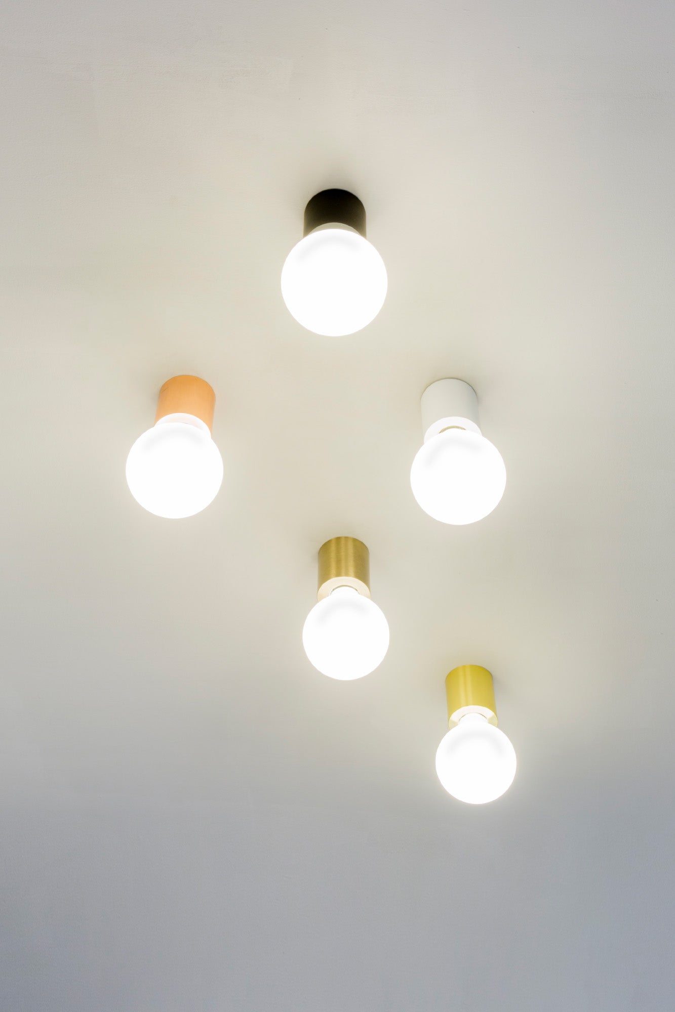 Lámpara de pared TEN 70 blanco mate de FARO (62150), luminaria de superficie minimalista en aluminio instalada en ambiente interior hogareño, diseño adaptable para iluminación moderna.