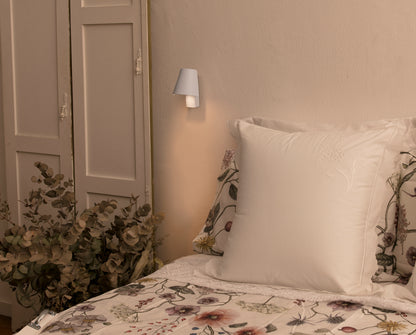 Aplique de pared LE PETIT blanco mate FARO 62161, luminaria LED de acero para interior, iluminando pared en ambiente hogareño o hotelería