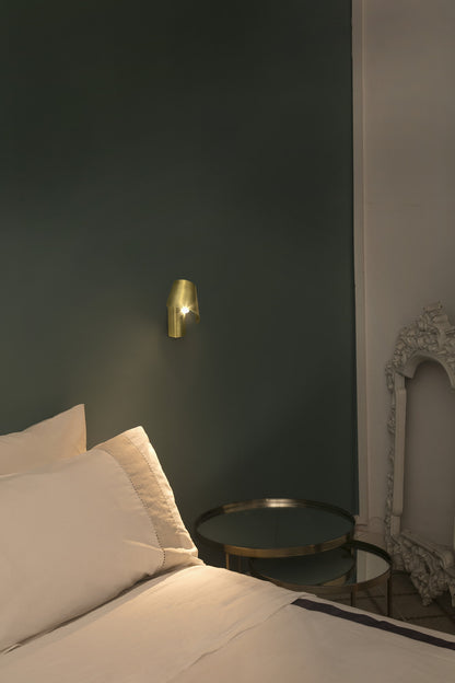 Aplique de pared LE PETIT en oro satinado de FARO (modelo 62163) en ambiente interior, luminaria de superficie en acero con LED integrado para iluminación hogareña atemporal