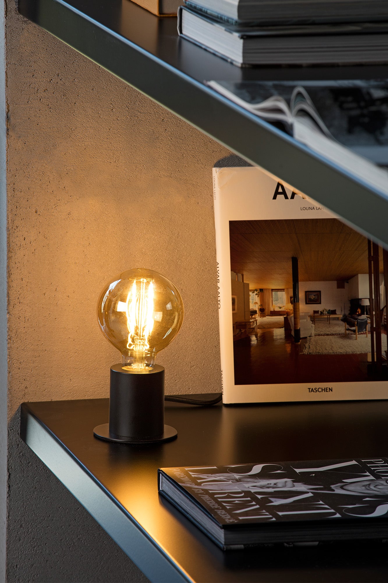 Lámpara de mesa TEN negra de FARO en ambiente interior minimalista nórdico, iluminación LED integrada, diseño contemporáneo de acero sobremesa, modelo 62169