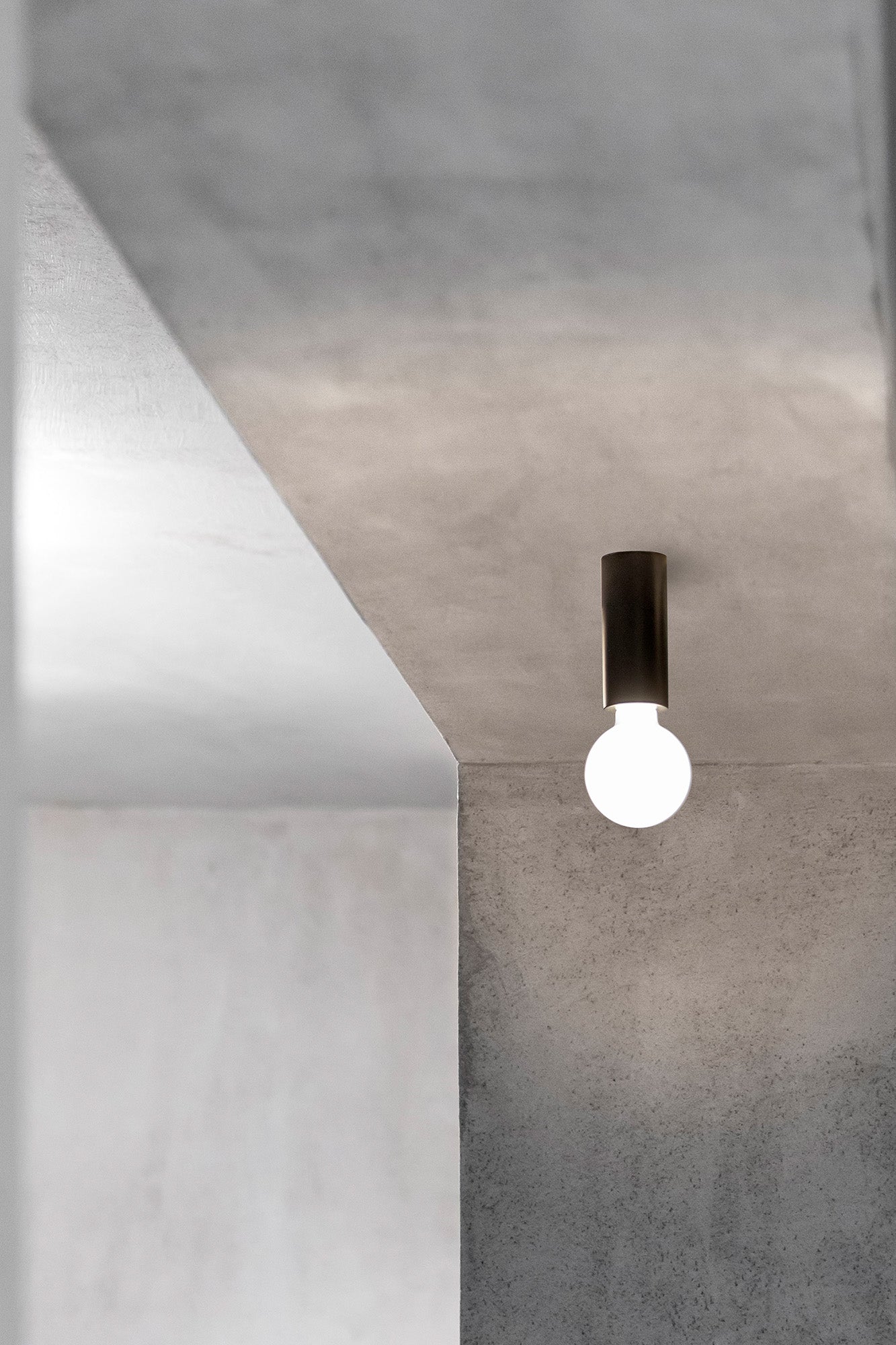 Lámpara de pared TEN 140 negro mate FARO 62171 en ambiente interior minimalista, aplique adaptable de aluminio con diseño moderno y luminaria de superficie.