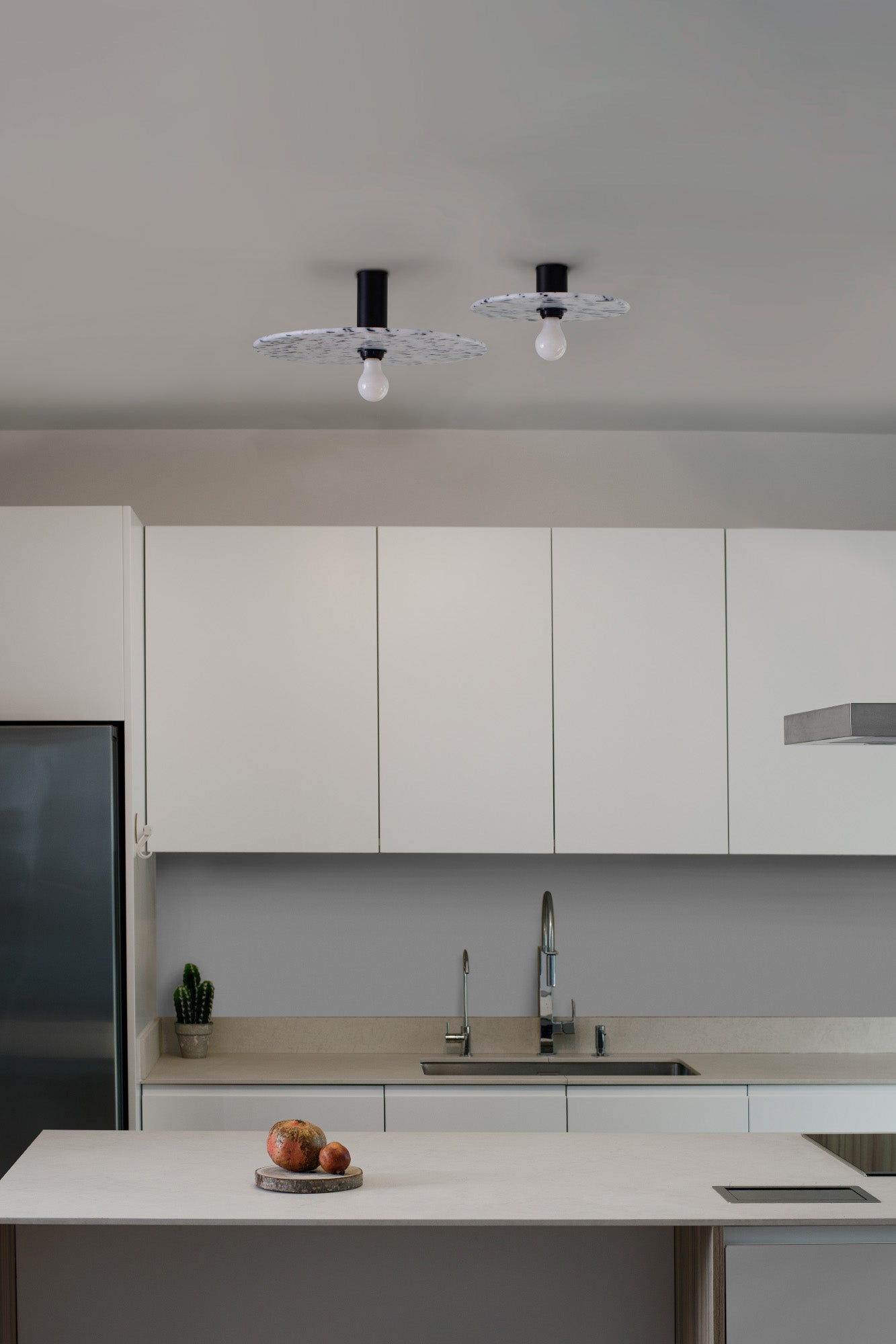 Lámpara aplique/plafón Confetti 300 H70 Marmóreo de Faro en entorno interior, diseño moderno y sostenible con materiales reciclados de PET y aluminio para pared e iluminación eficiente.