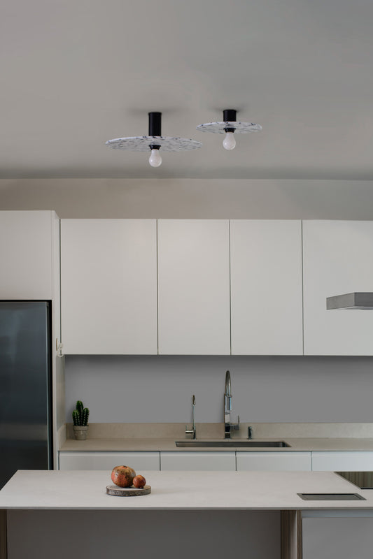 Lámpara aplique/plafón Confetti 300 H70 Marmóreo de Faro en entorno interior, diseño moderno y sostenible con materiales reciclados de PET y aluminio para pared e iluminación eficiente.