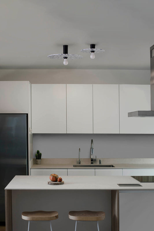 Lámpara Confetti 450 H70 Marmóreo de Faro en ambiente interior moderno, luminaria de superficie aplique plafón en negro mate, diseño sostenible con PET reciclado, iluminación contemporánea 62173-51