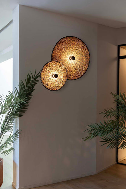 Aplique plafón COSTAS 600 H70 en negro mate y ratán de FARO (62173-69) en ambiente interior mediterráneo, diseño acogedor con iluminación contract para espacios luminosos