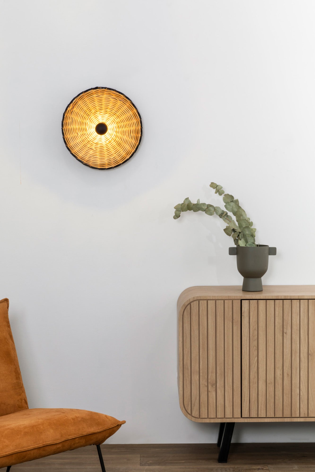 Aplique plafón COSTAS 400 H70 negro mate con ratán de FARO (62173-78) en ambiente interior mediterráneo, luminaria superficie de aluminio para iluminación contract