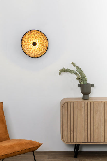 Aplique plafón COSTAS 400 H70 negro mate con ratán de FARO (62173-78) en ambiente interior mediterráneo, luminaria superficie de aluminio para iluminación contract