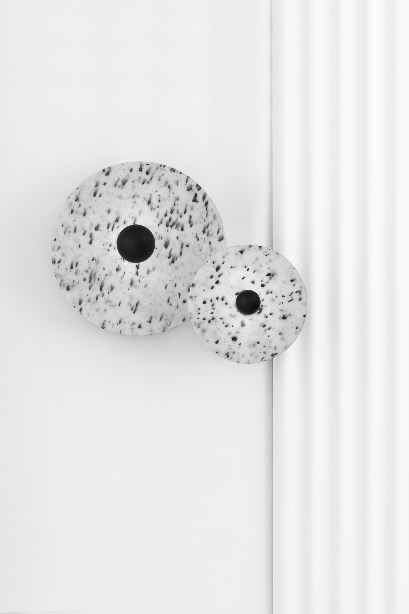 Imagen de ambiente: Lámpara aplique plafón Confetti 300 H140 Marmóreo de FARO (62174-50) en interior moderno, luminaria de superficie sostenible con PET reciclado y aluminio.