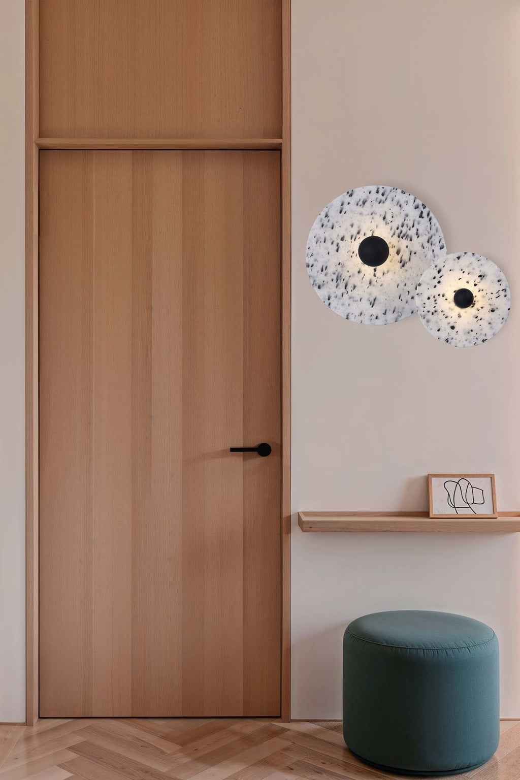 Imagen ambiente de aplique plafón Confetti 450 H140 Marmóreo de Faro, lámpara interior reciclada y eco-friendly, diseño moderno sostenible para luminaria de superficie en iluminación interior