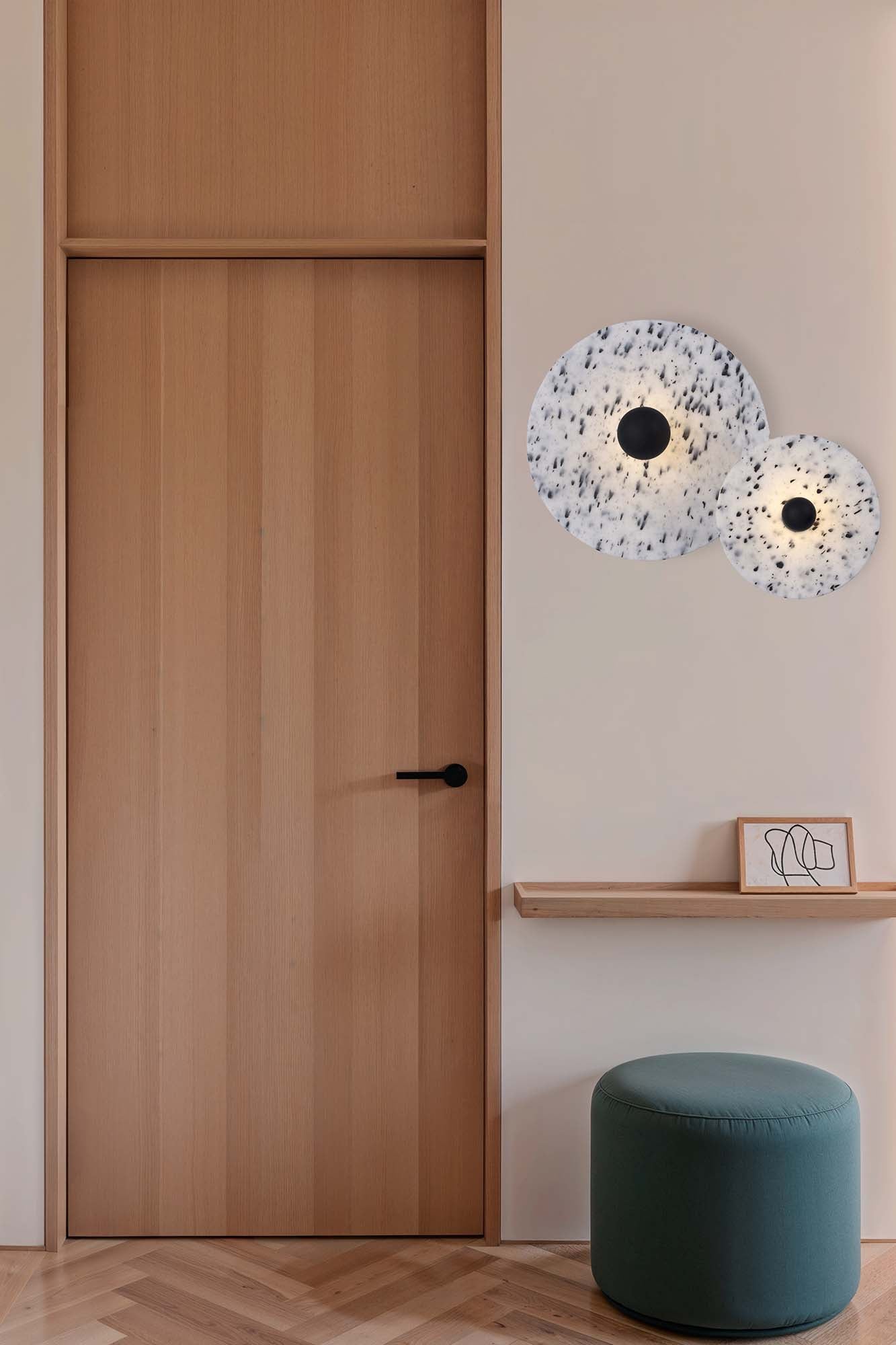 Imagen ambiente de aplique plafón Confetti 450 H140 Marmóreo de Faro, lámpara interior reciclada y eco-friendly, diseño moderno sostenible para luminaria de superficie en iluminación interior