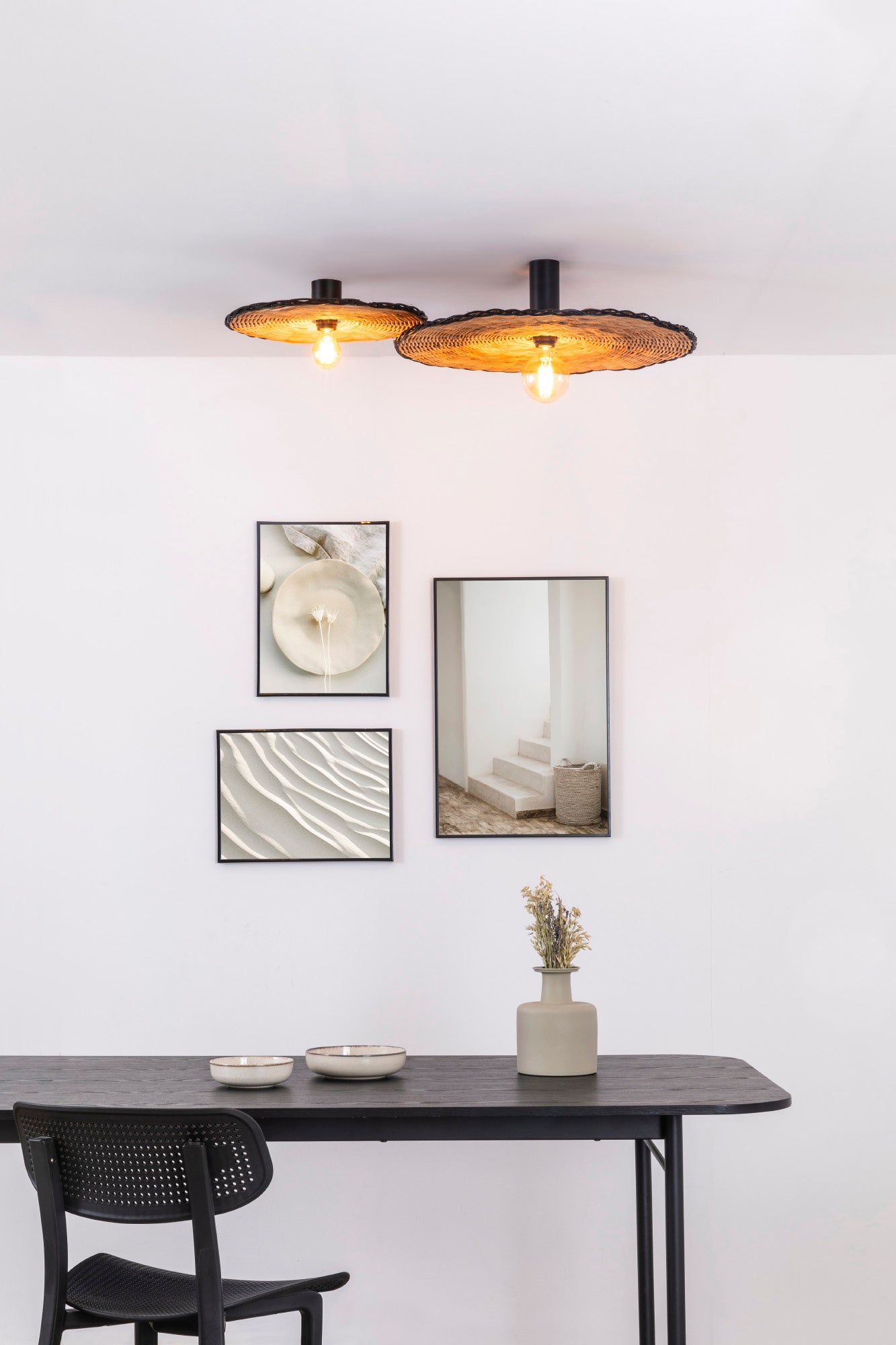 Imagen ambiente de aplique plafón COSTAS 600 H140 en negro mate y ratán natural de FARO (62174-69), luminaria de superficie para interior mediterráneo y contract, iluminación cálida en pared o techo