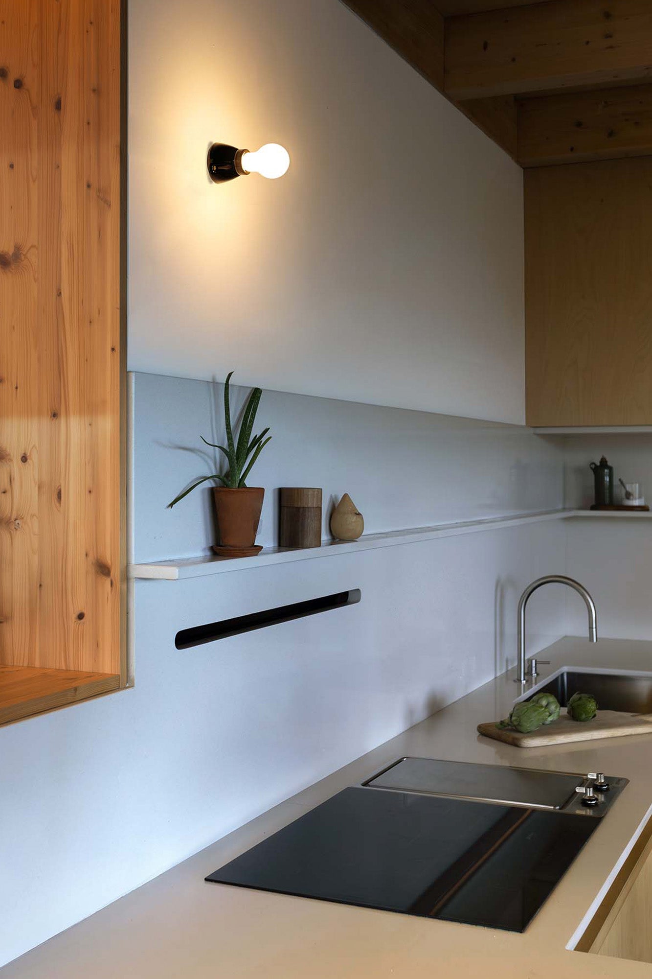 Aplique de pared KERA negro FARO 62301 en ambiente interior, luminaria de superficie cerámica diseño clásico IP20, iluminación residencial Colección 6230