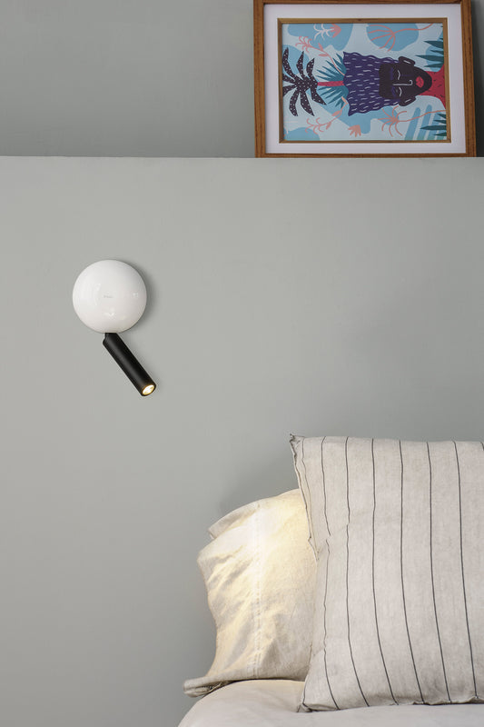 Aplique de pared PRESS Lector Blanco FARO 62350 en ambiente interior moderno, luminaria LED de luz de lectura montada en pared para iluminación funcional y diseño contemporáneo.