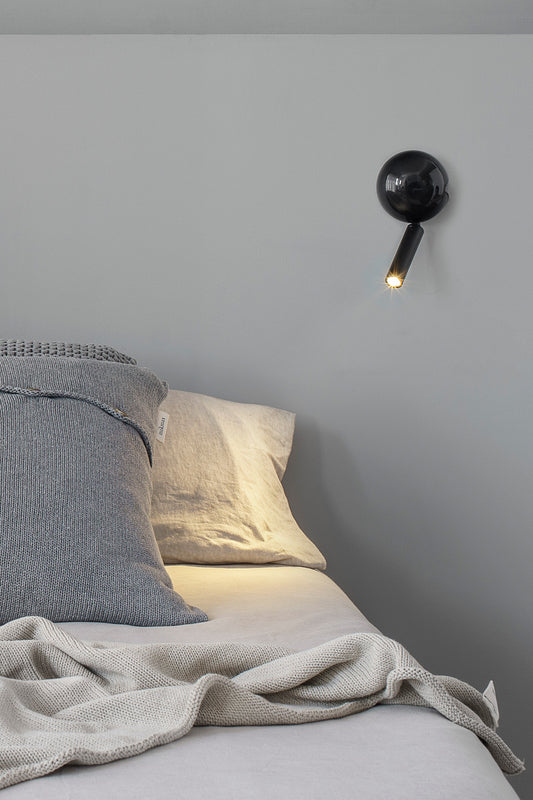 Aplique de pared PRESS Lector en negro modelo 62351 de FARO, luminaria de superficie en aluminio para luz de lectura con iluminación LED, diseño moderno en ambiente interior acogedor