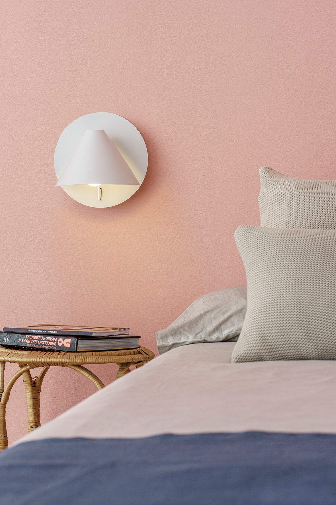 Aplique de pared NOON blanco FARO 62355 en ambiente interior, luminaria de superficie orientable en acero para luz de lectura, diseño contemporáneo