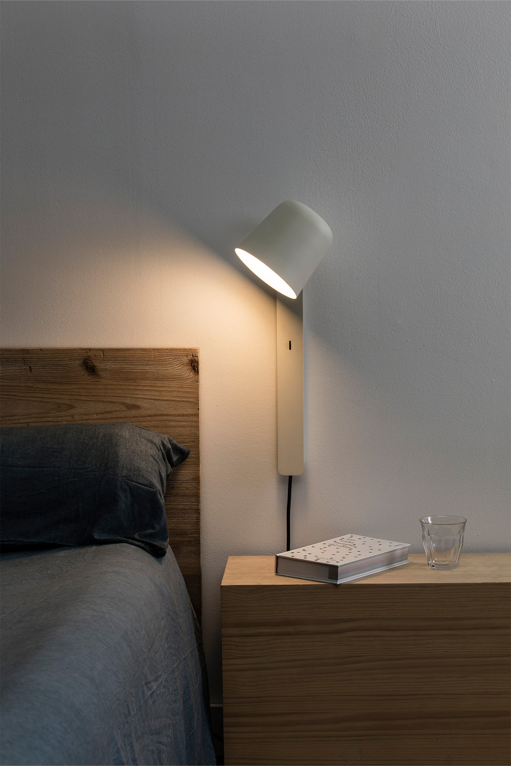 Luminaria aplique TILA blanco FARO 62360 en ambiente interior: montada en pared de dormitorio para lectura, diseño en acero moderno.