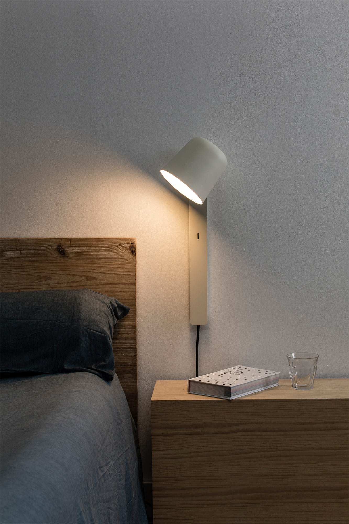 Luminaria aplique TILA blanco FARO 62360 en ambiente interior: montada en pared de dormitorio para lectura, diseño en acero moderno.