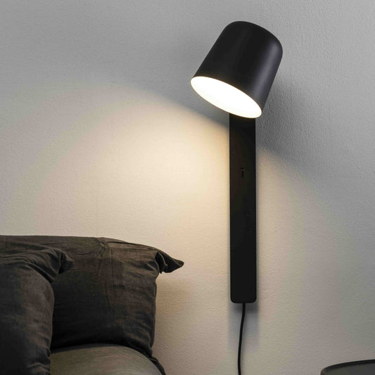 Luminaria aplique de pared TILA en negro de FARO modelo 62361, estilo nórdico en acero para iluminación de lectura en dormitorio interior.
