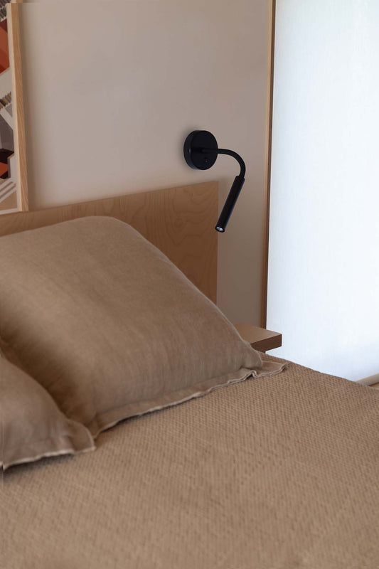 Luminaria de pared Kale Aplique Lector negro mate FARO 62703 en dormitorio interior, iluminación LED relajada para lectura