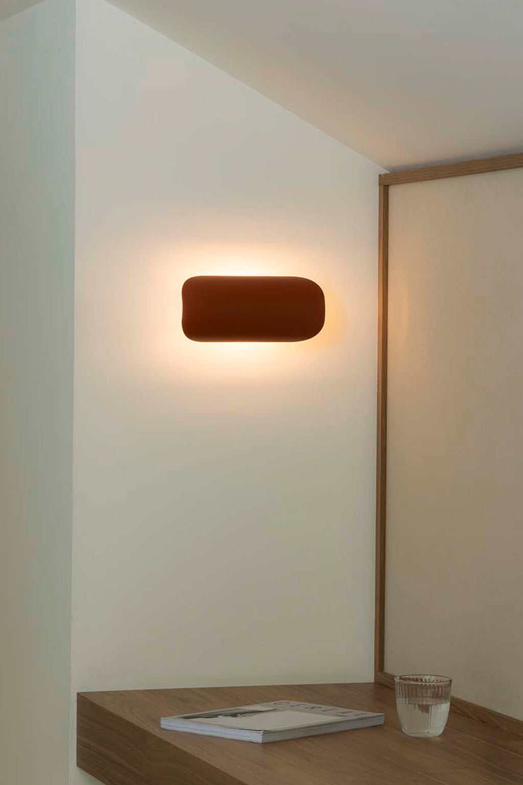 Aplique de pared NOVO 250 Terracotta de FARO (62718) en ambiente interior hogareño, luminaria LED de superficie con iluminación cálida, diseño moderno en pared terracota