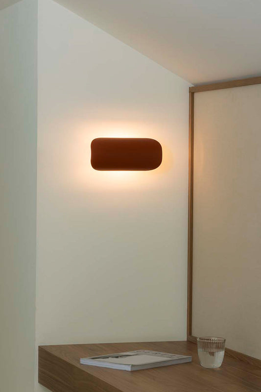 Aplique de pared NOVO 250 Terracotta de FARO (62718) en ambiente interior hogareño, luminaria LED de superficie con iluminación cálida, diseño moderno en pared terracota