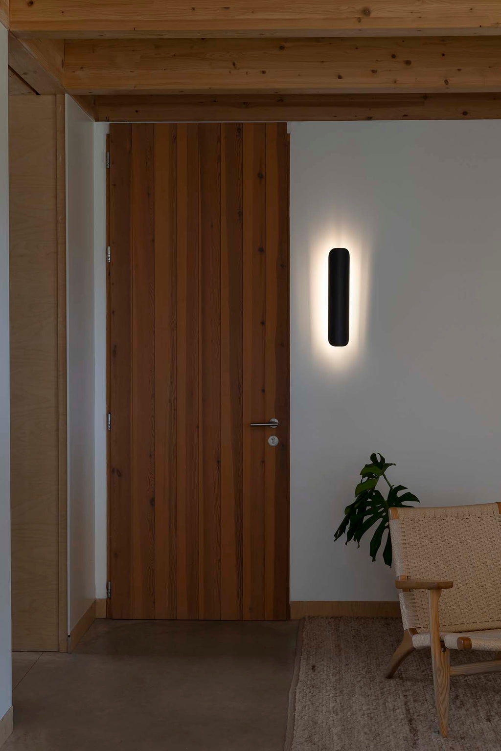 Aplique de pared NOVO 500 negro mate FARO 62725 en ambiente interior, luminaria LED superficie acero serie 6274 con luz cálida 2700K