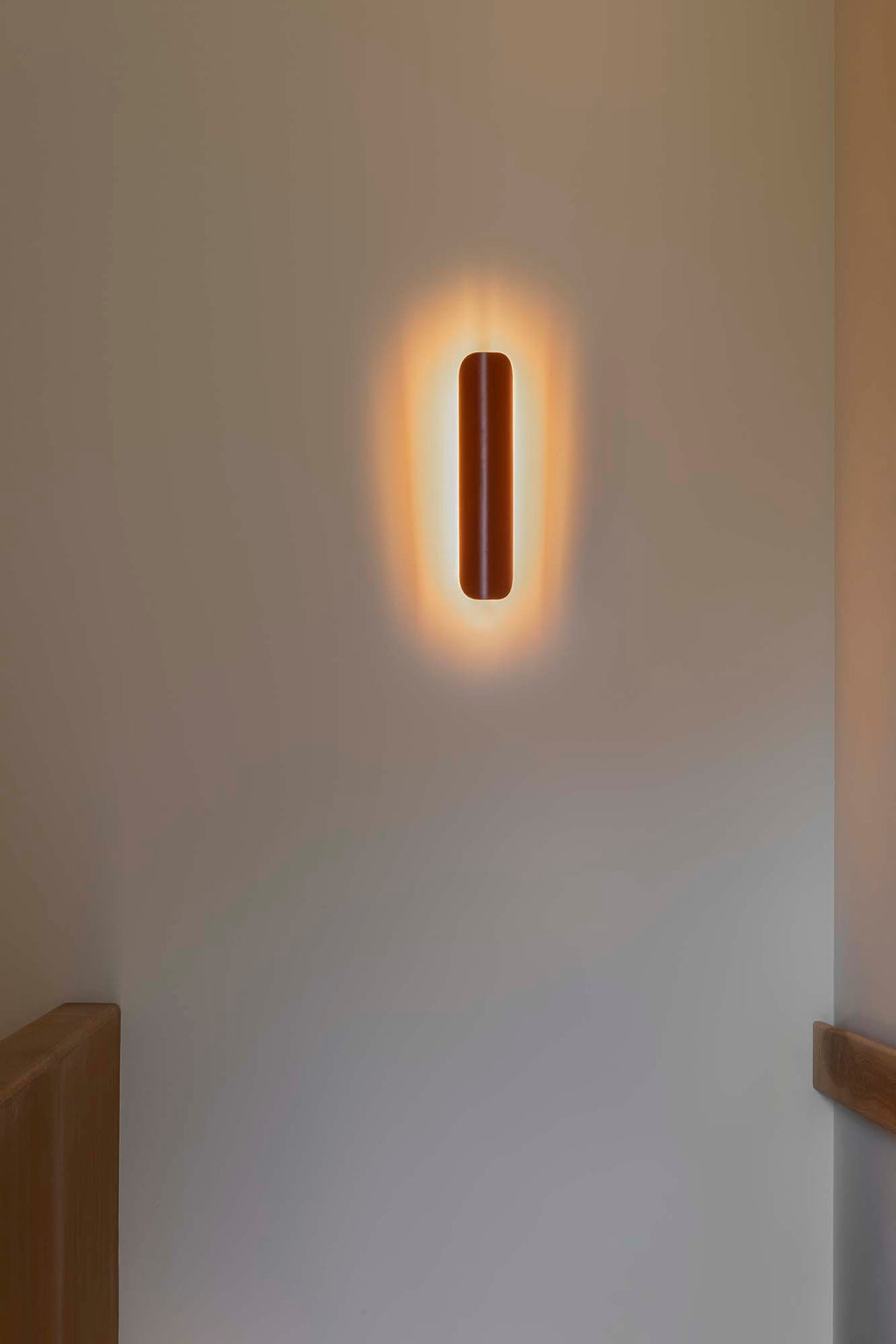 Aplique de pared NOVO 500 Terracotta de FARO Barcelona (modelo 62726) en luminaria de superficie LED 2700K, instalada horizontalmente en ambiente interior moderno.