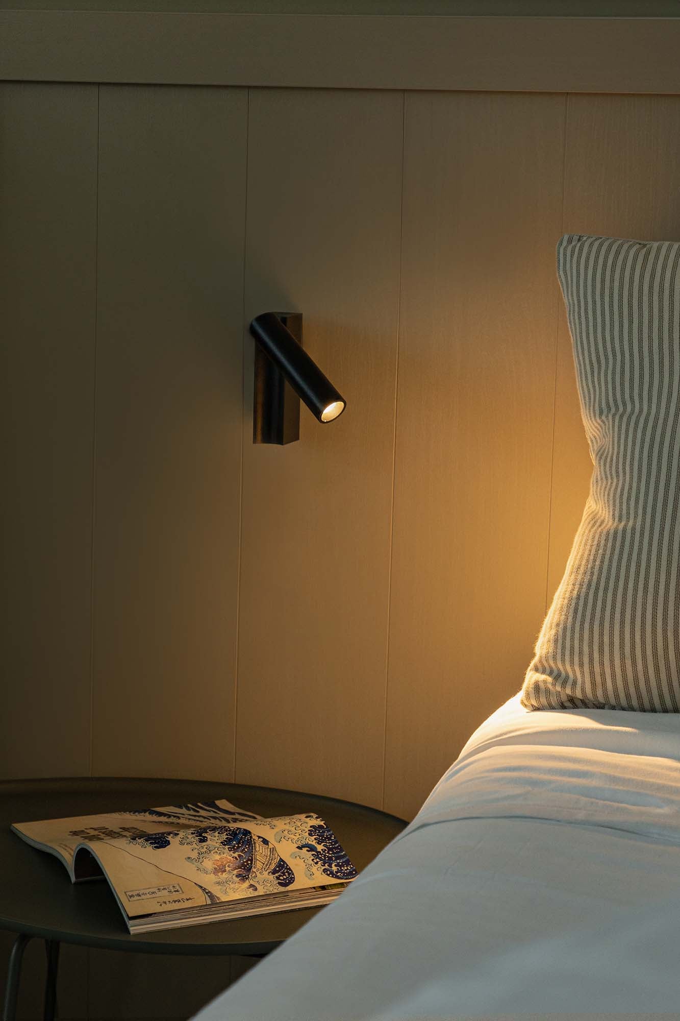 Aplique lector CRONOS negro FARO serie 105 modelo 62751, luminaria LED de superficie en acero aluminio para interior, montado en pared para lectura nocturna en ambiente acogedor.