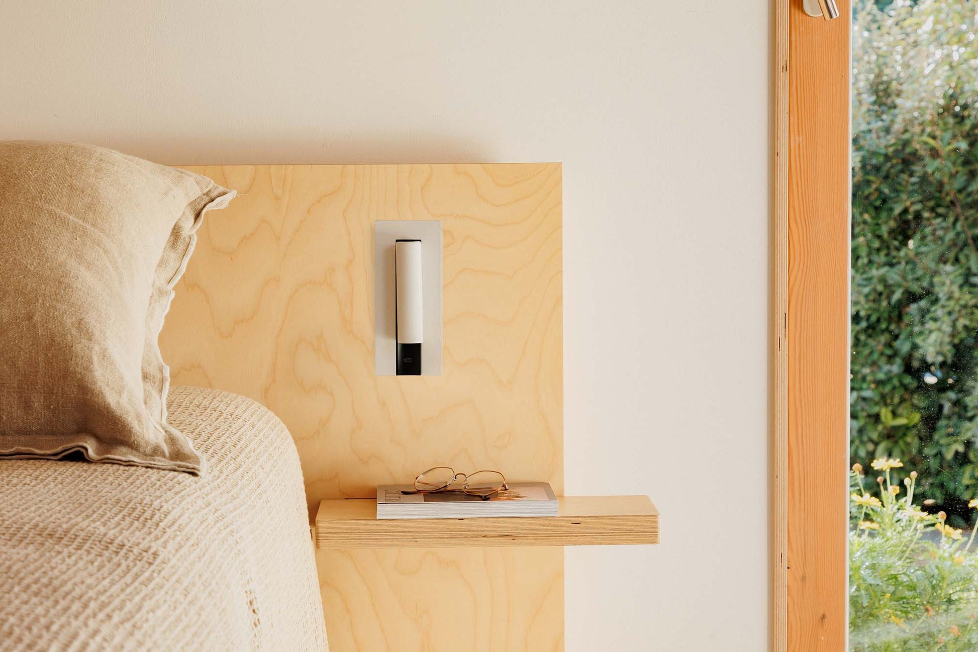 Aplique lector GABO USB C blanco mate de FARO en ambiente interior moderno, luminaria de superficie LED para pared, iluminación hogareña Faro Lab