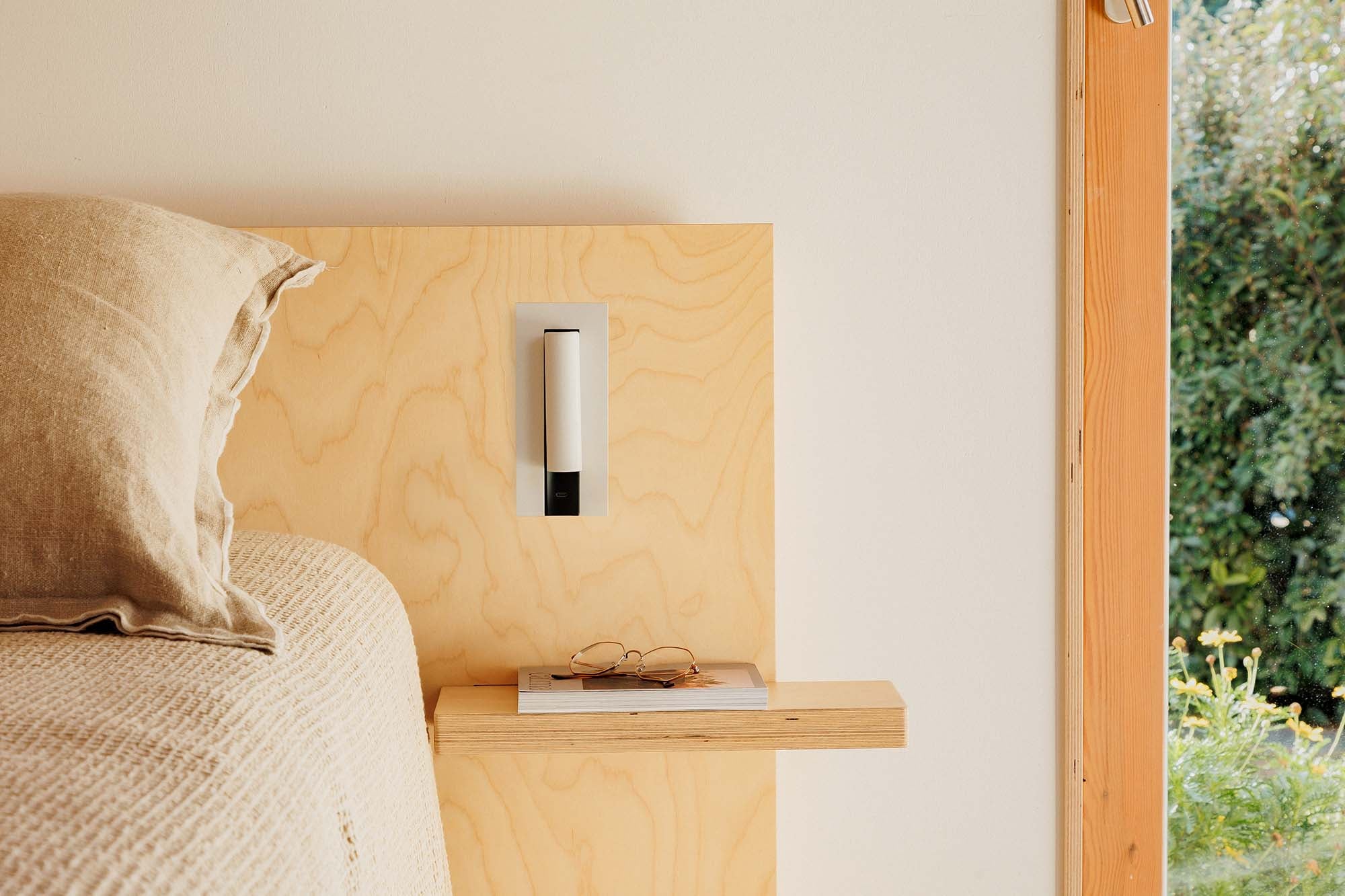 Aplique lector GABO USB C blanco mate de FARO en ambiente interior moderno, luminaria de superficie LED para pared, iluminación hogareña Faro Lab