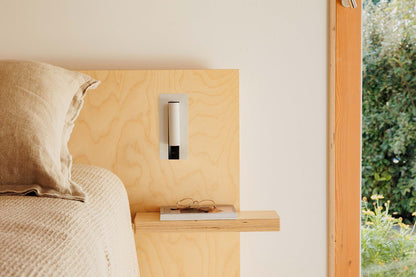 Aplique lector GABO USB C blanco mate de FARO en ambiente interior moderno, luminaria de superficie LED para pared, iluminación hogareña Faro Lab