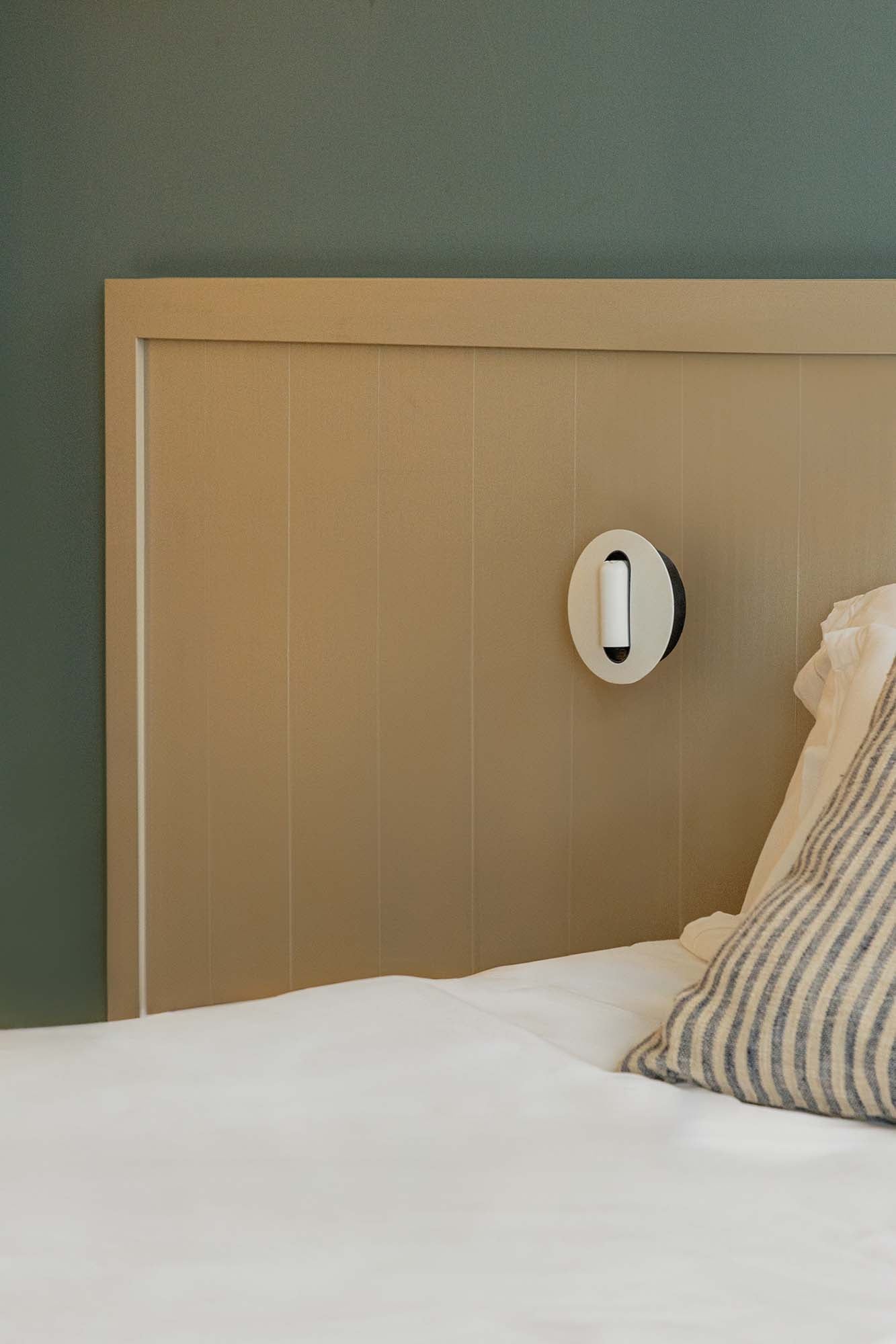 Aplique de pared TIMIT Lector en blanco de FARO modelo 62762, luminaria de superficie interior con LED integrado, diseño minimalista en acero y aluminio, montado en ambiente hogareño iluminando pared blanca, wall light moderna para interiores.