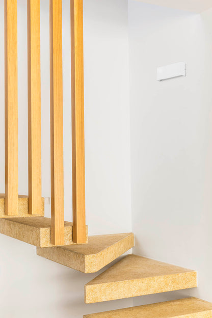 Luminaria de pared NASH 370 blanco mate FARO (62820), instalada en ambiente interior de sala de estar, aluminio con LED SMD para iluminación eficiente en pasillos y hogares.