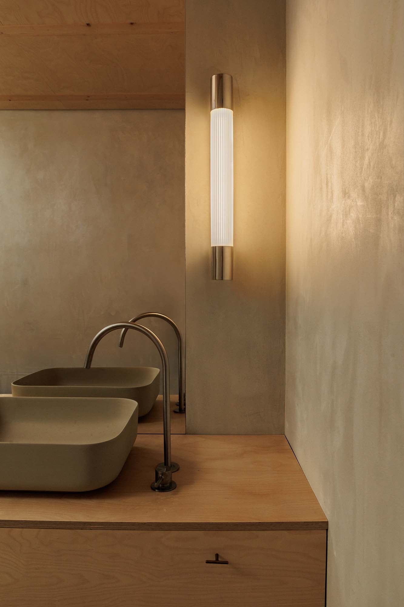 Aplique de pared KIVA 600 cromado FARO 62832 en ambiente interior, luminaria LED de superficie en acero inoxidable, iluminación cálida 3000K IP44