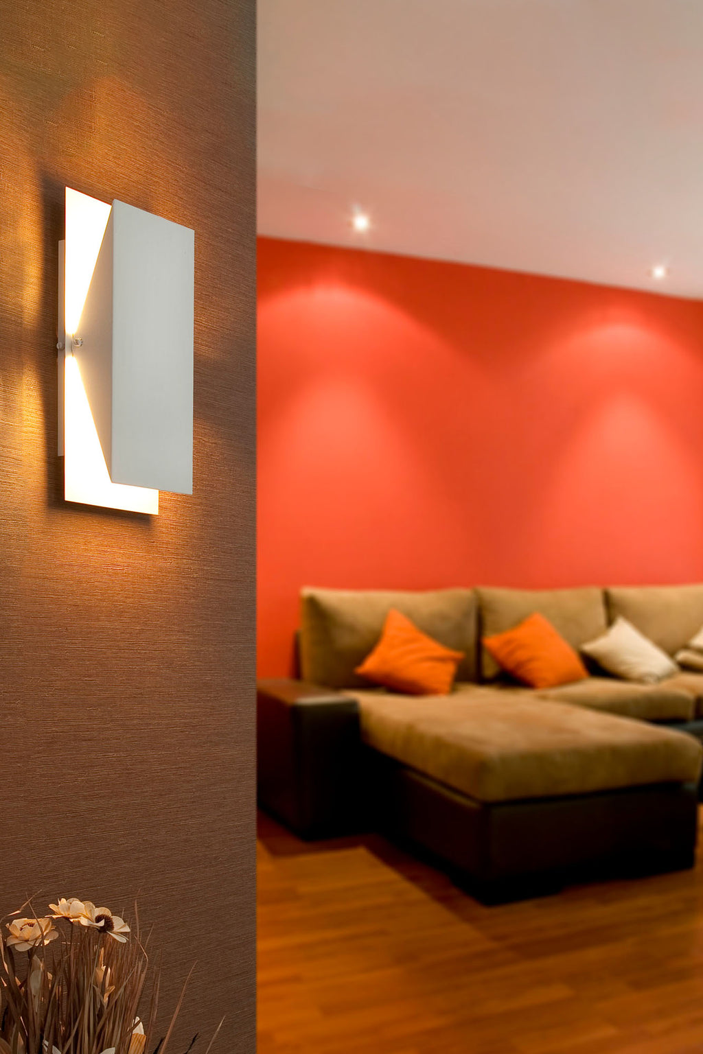 Lámpara de pared HOMS blanco FARO 63167 en ambiente interior contemporáneo, aplique pared de acero luminaria superficie para iluminación moderna