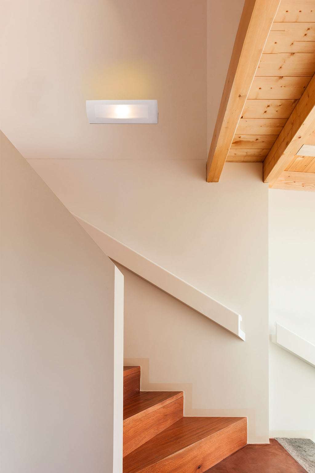 Aplique de pared Cheras 4 blanco Serie 1617 Faro 63175 en ambiente interior contemporáneo con diseño de yeso y cristal para iluminación superficial