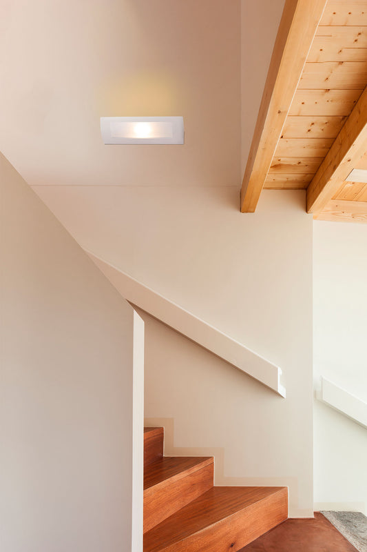 Aplique de pared Cheras 4 blanco Serie 1617 Faro 63175 en ambiente interior contemporáneo con diseño de yeso y cristal para iluminación superficial