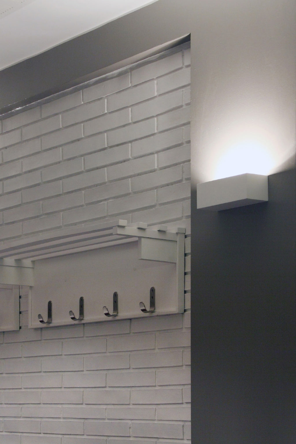 Aplique de pared EACO 1 blanco FARO 63176 en yeso, luminaria de superficie contemporánea LED G9 para iluminación interior, vista en ambiente moderno