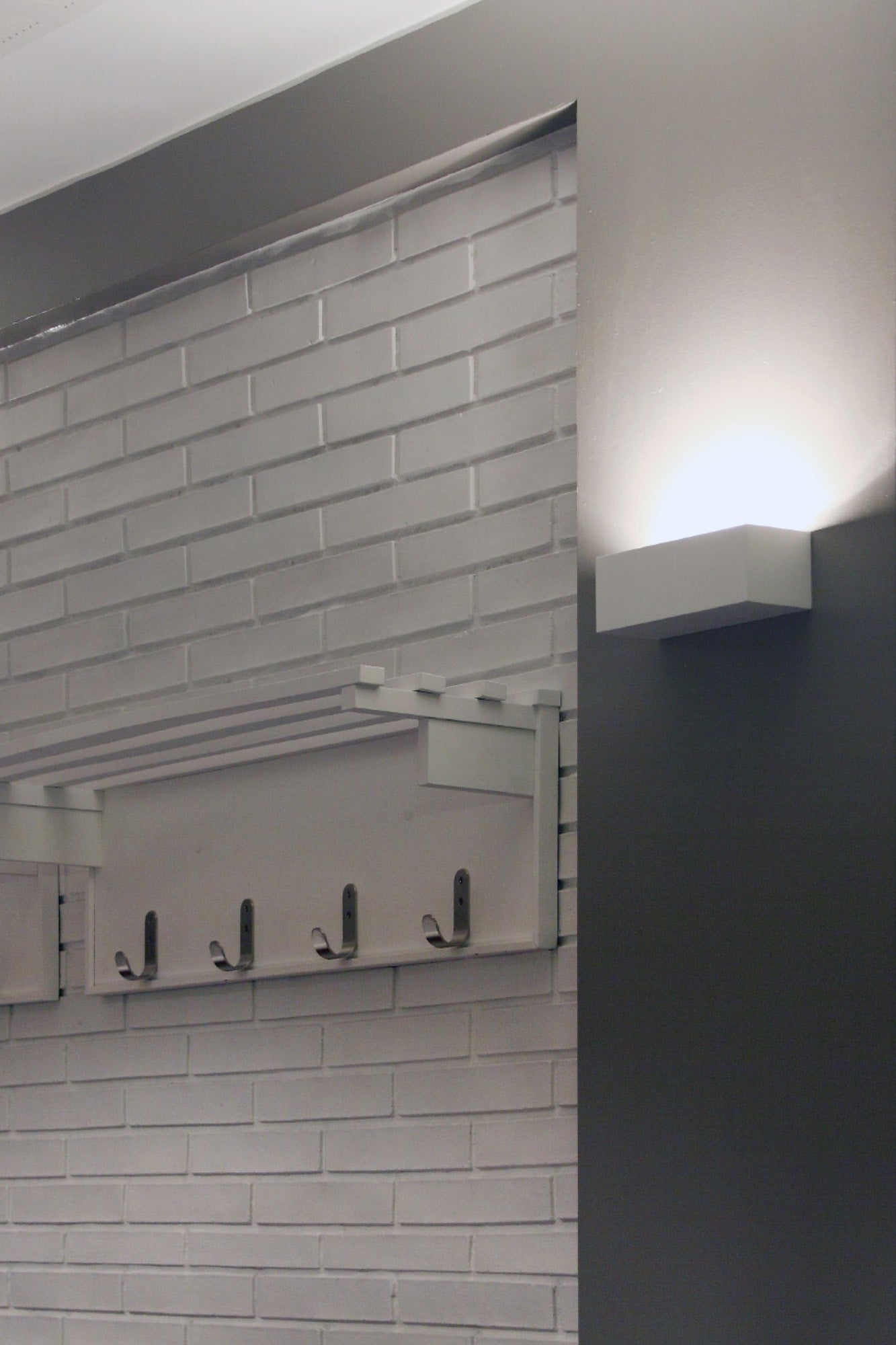 Aplique de pared EACO 1 blanco FARO 63176 en yeso, luminaria de superficie contemporánea LED G9 para iluminación interior, vista en ambiente moderno