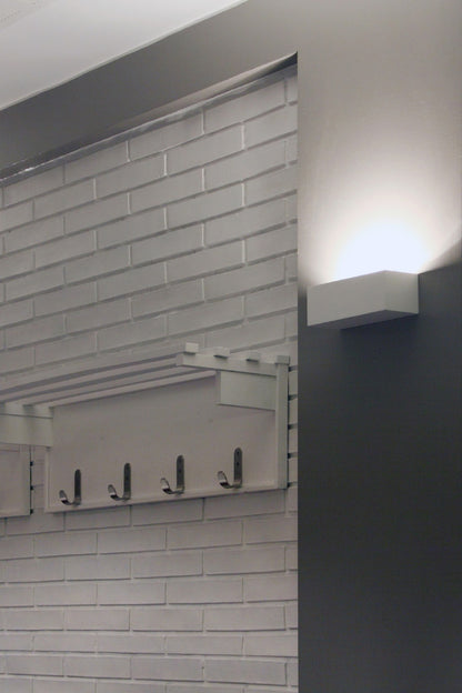 Aplique de pared EACO 1 blanco FARO 63176 en yeso, luminaria de superficie contemporánea LED G9 para iluminación interior, vista en ambiente moderno