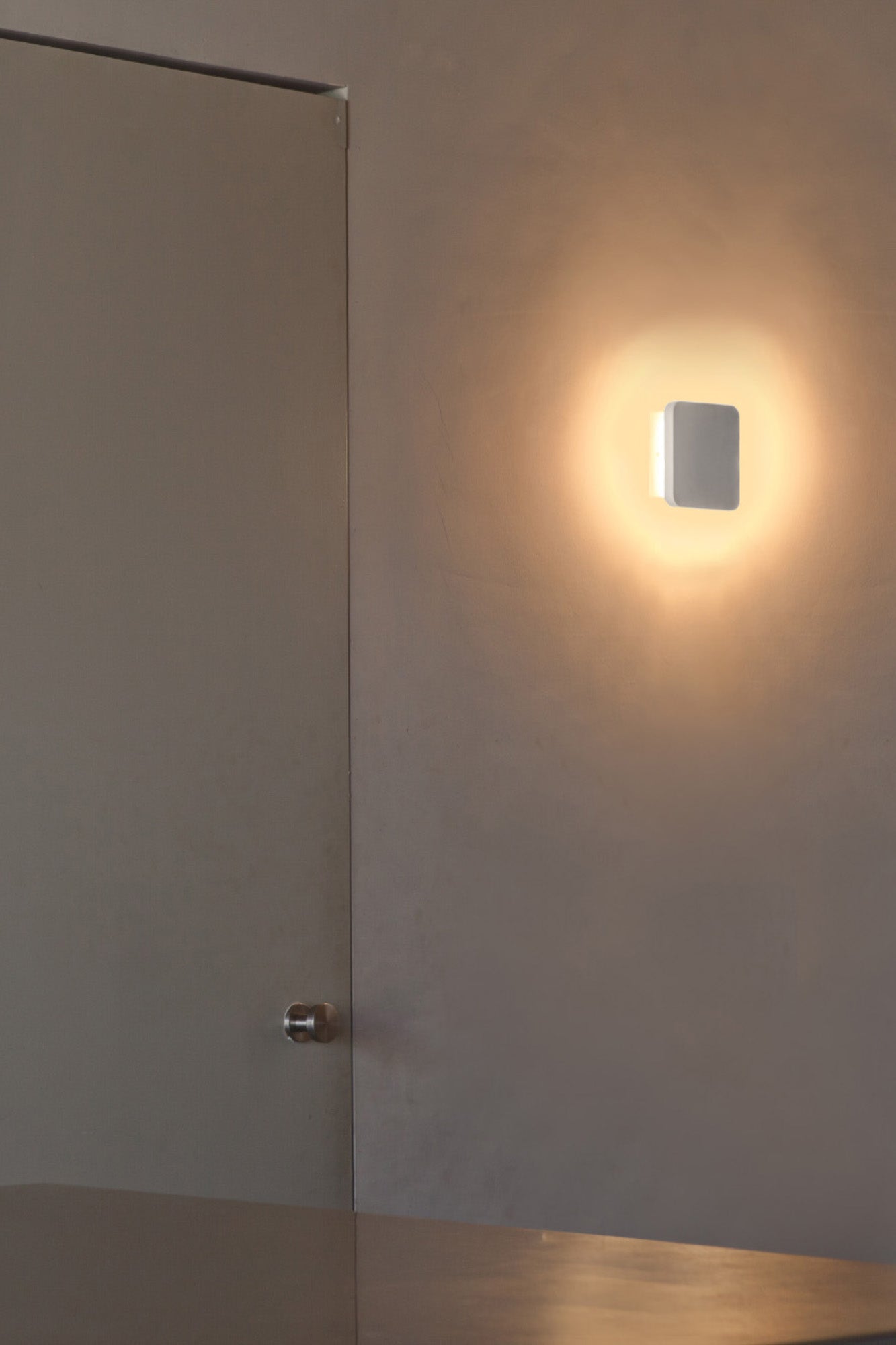 Aplique de pared LED ELSA blanco mate FARO 63279 en ambiente interior, luminaria de yeso superficie con iluminación indirecta cálida 3000K para zonas de paso