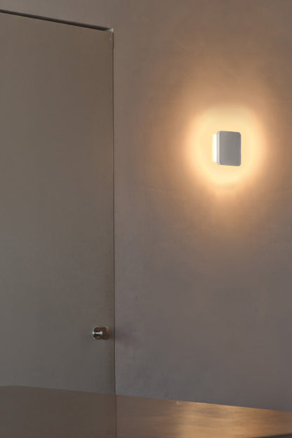 Aplique de pared LED ELSA blanco mate FARO 63279 en ambiente interior, luminaria de yeso superficie con iluminación indirecta cálida 3000K para zonas de paso