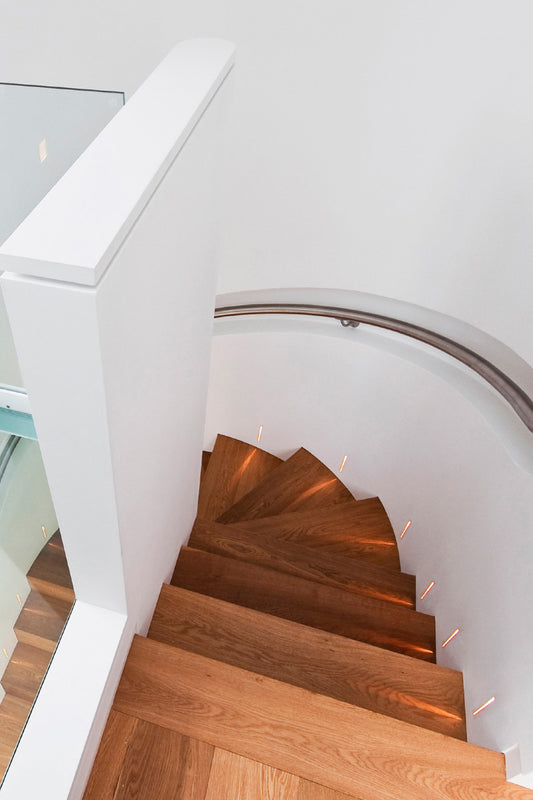 Lámpara empotrable PLAS Linear en blanco de FARO modelo 63282 instalada en techo de yeso interior, iluminación LED regulable para hogar en ambiente acogedor