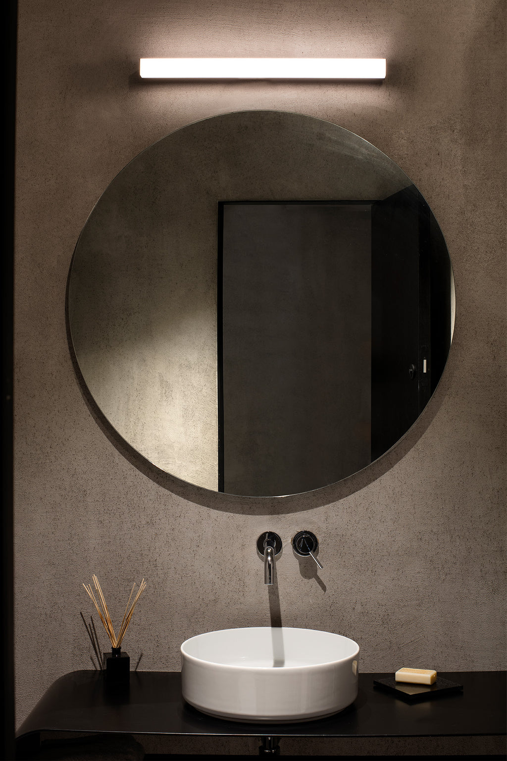 Luminaria de pared NILO 900 negro mate 18W LED en ambiente de baño, aplique superficie de aluminio y PMMA iluminando espejo - FARO 63317