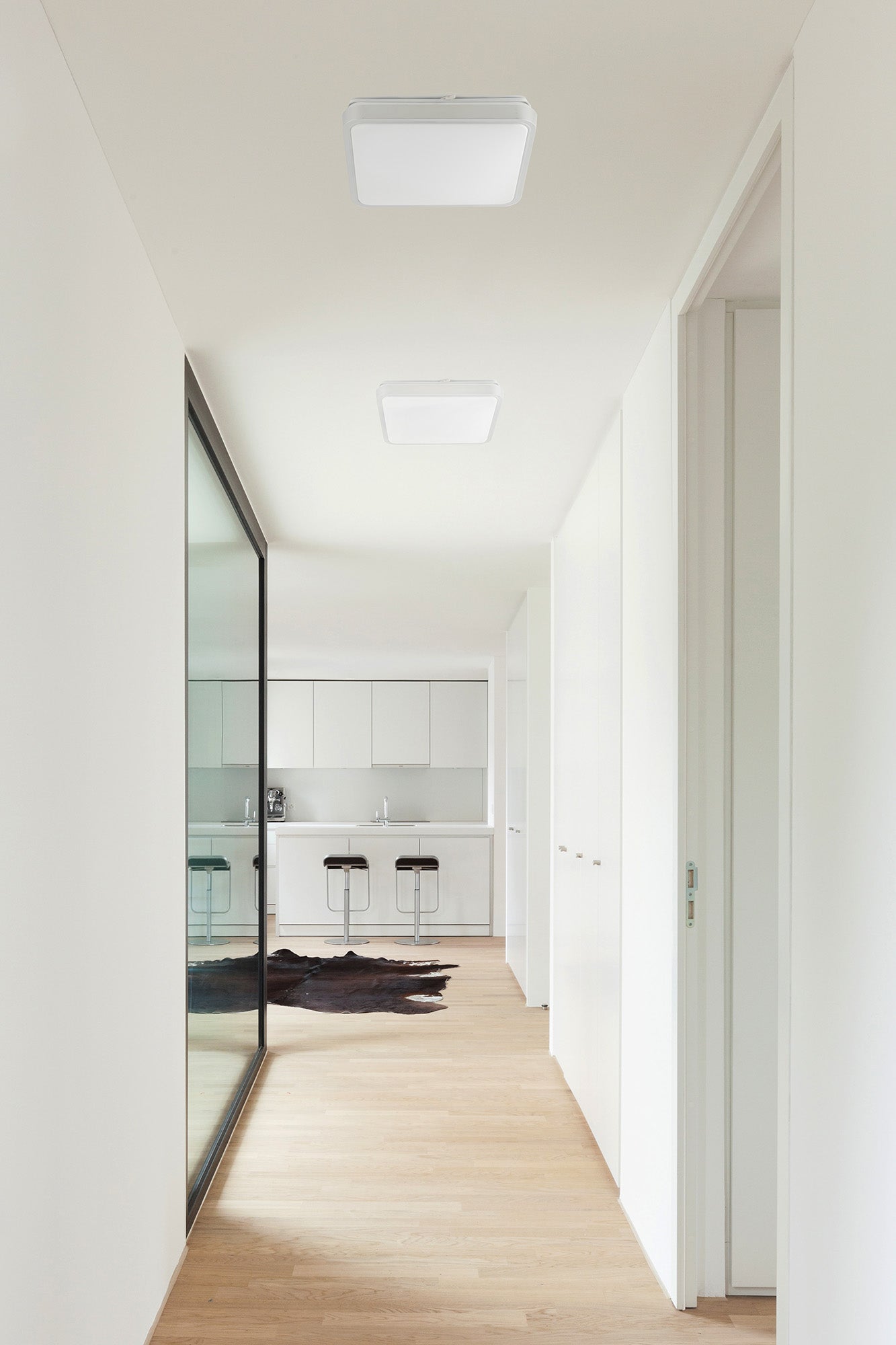 Imagen ambiente de plafón LED IRIS 295 Gris FARO modelo 63394 en interior de hogar, luminaria superficie de aluminio LED 3000K para iluminación en zonas transitadas