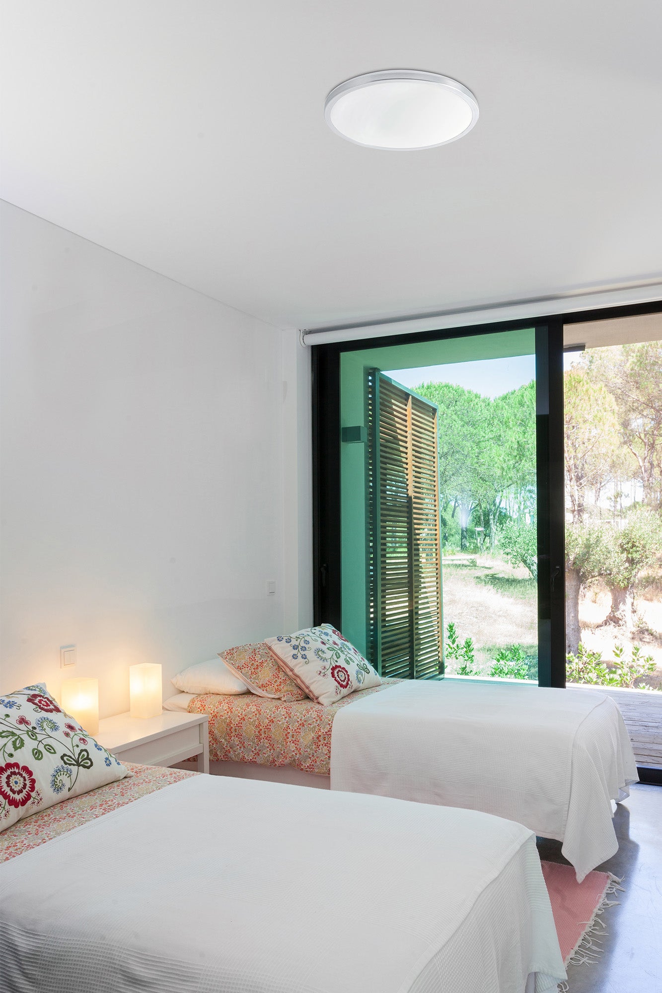 Plafon LED AMI en aluminio nickel satinado 2700K de FARO (modelo 63398) instalado en sala de estar interior, luminaria superficie LED cálida para ambientes acogedores