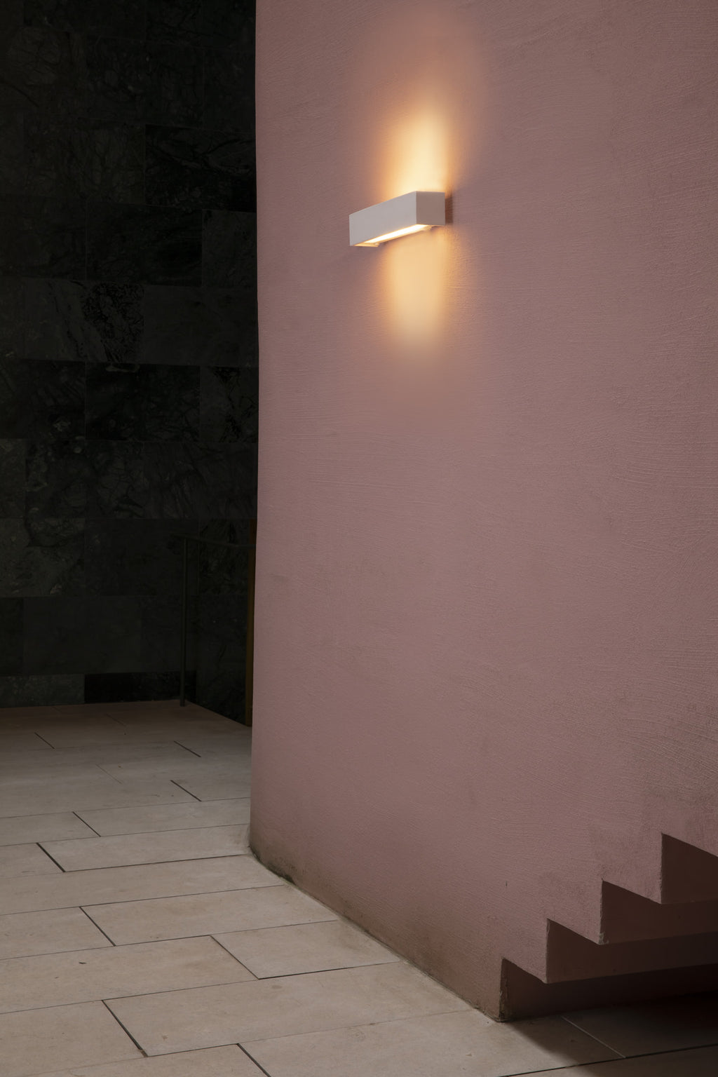 Aplique de pared MILO 280 blanco FARO 63420 en ambiente interior minimalista, luminaria de superficie en yeso LED eficiente para hogar moderno